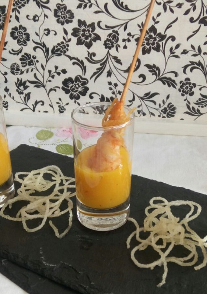 Una foto de Brocheta de gamba crujiente con dip de mango en vasito