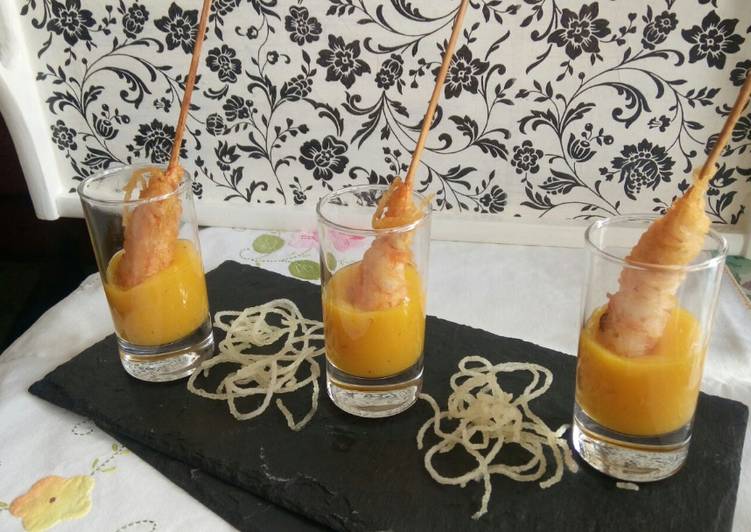 Brocheta de gamba crujiente con dip de mango