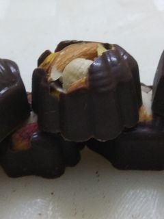 ડ્રાયફ્રુટ ચોકલેટ (Dryfruit Chocolate recipe In Gujarati) રેસીપી મુખ્ય ફોટો