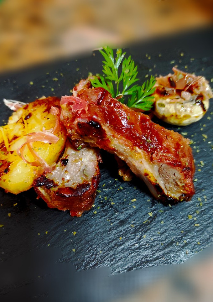 Una foto de Costillas de cerdo a la cerveza y salsa barbacoa