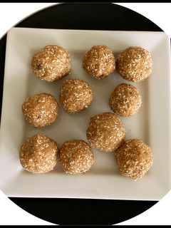 તલ ના લાડુ (Til Ladoo Recipe In Gujarati) રેસીપી મુખ્ય ફોટો