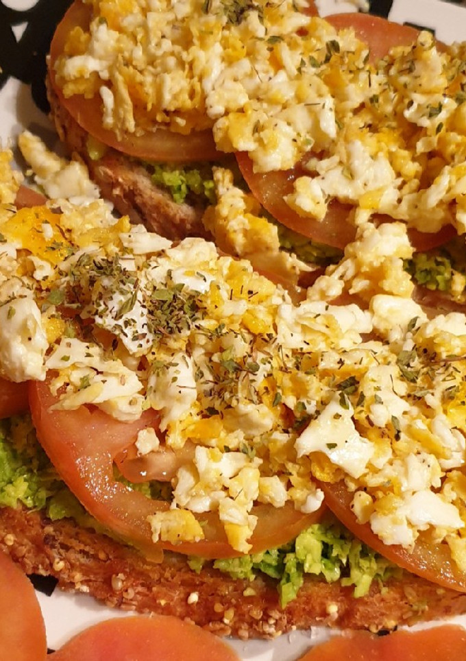 Una foto de Tosta de aguacate y huevos revueltos