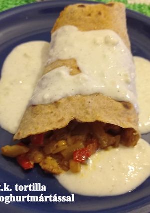 Töltött t.k. tortilla fokhagymás joghurtmártással recept fotója