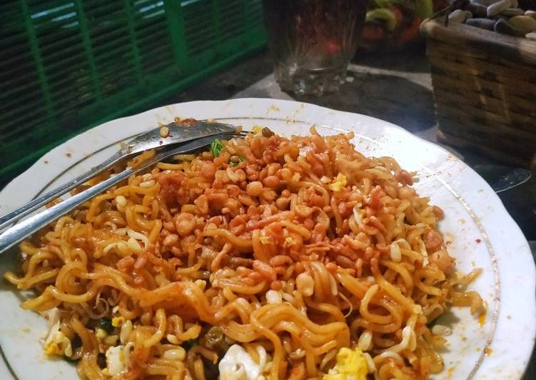 Mie instan goreng komplit
