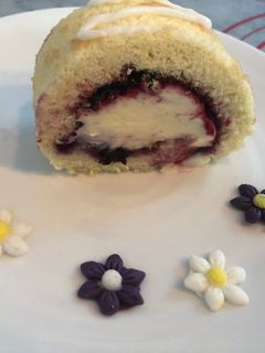 O poză a rețetei Ruladă cu fructe de pădure și mascarpone.