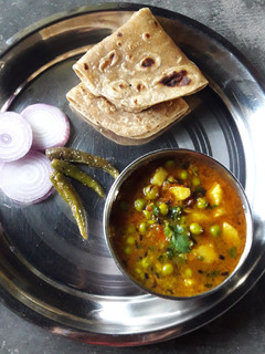 आलू मटर की सब्जी (Aloo Matar ki sabzi recipe in Hindi) रेसिपी मुख्य फोटो