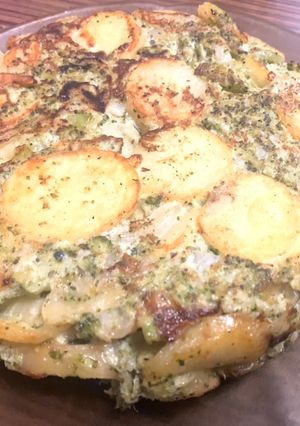 Una foto de Tortilla de papa y brócoli riquísima y facilísima🤤