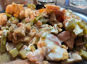 Una foto de Alambre de pollo con nopales y champiñones