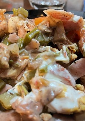 Una foto de Alambre de pollo con nopales y champiñones