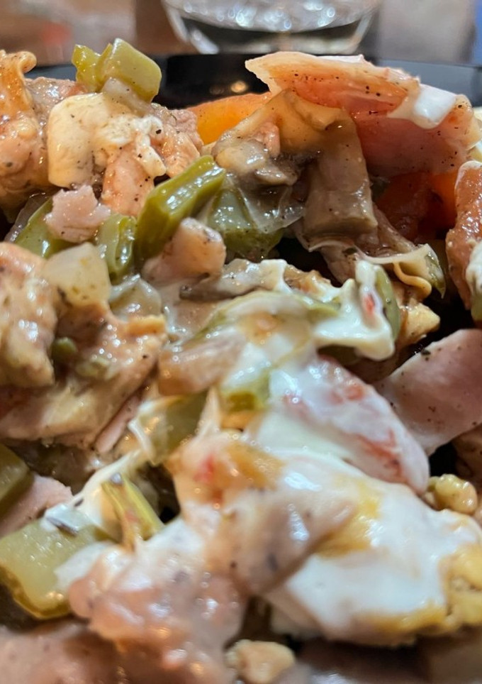 Una foto de Alambre de pollo con nopales y champiñones