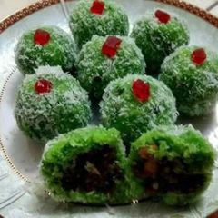 A picture of Pan and coconut ke Ladoo.