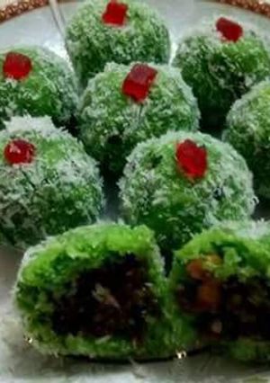 A picture of Pan and coconut ke Ladoo.