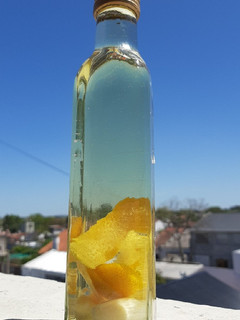 Una foto de Aceite saborizado con ajo y cascaritas de cítricos