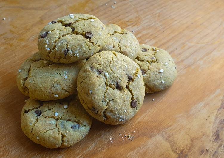 Biscotti vegani morbidi al pistacchio con gocce di cioccolato