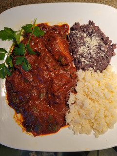 Una foto de Costillas de Puerco en Adobo con Nopales