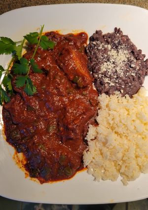 Una foto de Costillas de Puerco en Adobo con Nopales