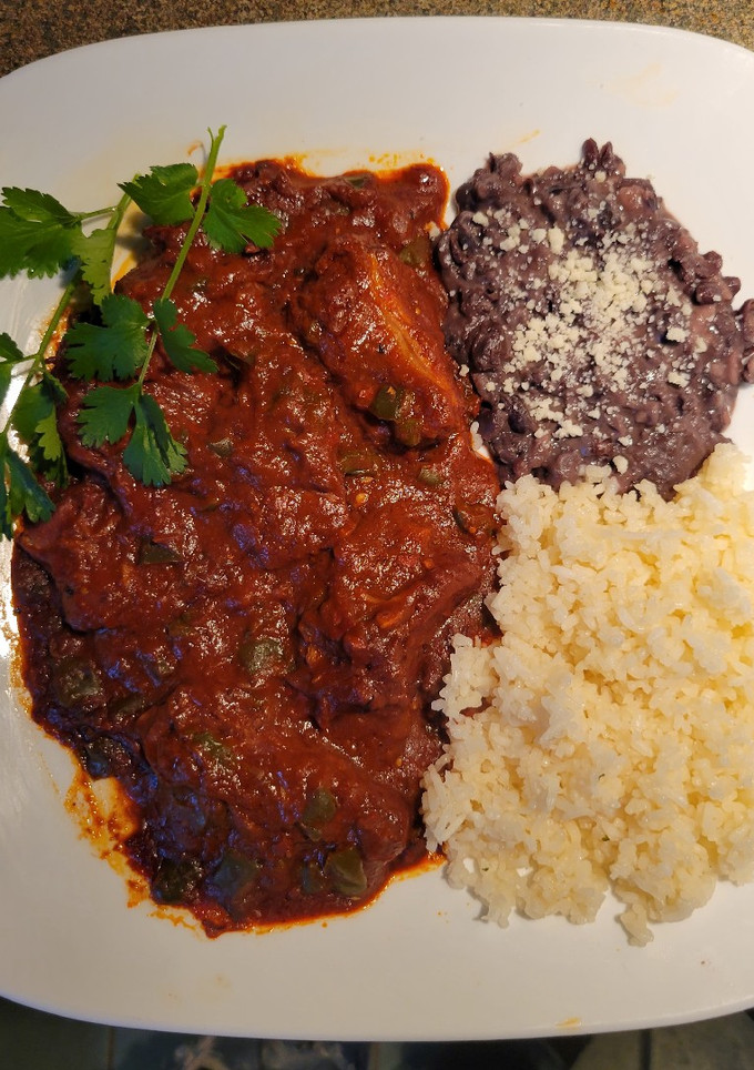 Una foto de Costillas de Puerco en Adobo con Nopales