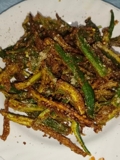 कुरकुरी भिन्डी (Kurkuri Bhindi recipe in Hindi) रेसिपी मुख्य फोटो