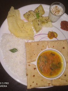ઇન્સટેન્ડ રવા ના ખાટા ઢોકળા (rava dhokal recipe in Gujarati) રેસીપી મુખ્ય ફોટો