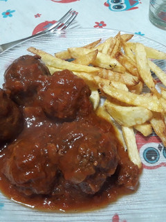 Una foto de 🥘Albóndigas de carne con salsa y papas fritas🍟