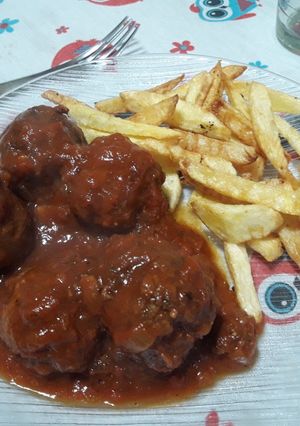 Una foto de 🥘Albóndigas de carne con salsa y papas fritas🍟