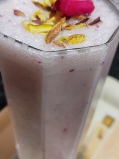 रोझ लस्सी (rose lassi recipe in marathi) रेसिपी चे मुख्य फोटो