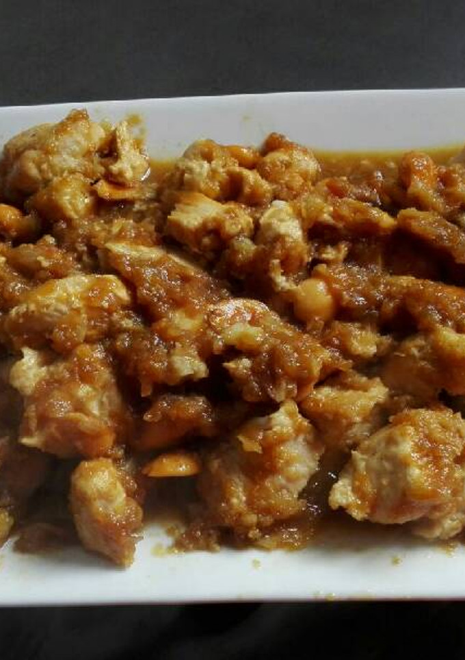 Una foto de 444. Pechuga con almendras y salsa de soja