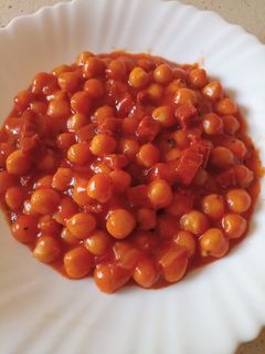 Una foto de Garbanzos sofritos con chorizo y tomate