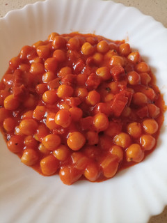 Una foto de Garbanzos sofritos con chorizo y tomate