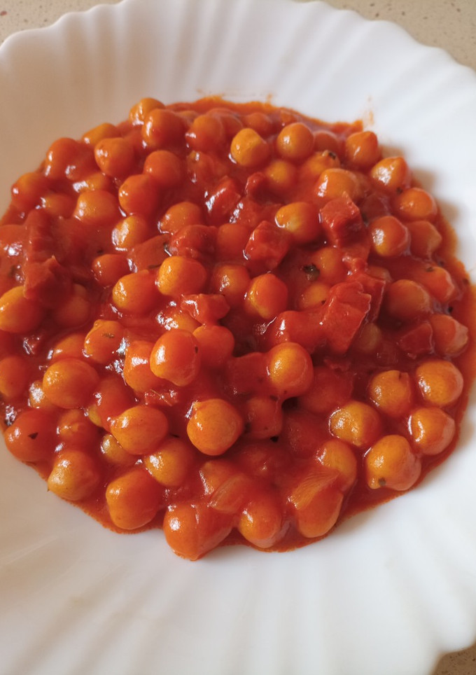Una foto de Garbanzos sofritos con chorizo y tomate