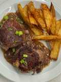 Lomo de res al malbec con verdeo y panceta