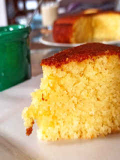 Una foto de Bizcocho húmedo de naranja y coco 🍊🥥
