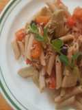 Pasta con salsa de atún, aceituna y alcachofa