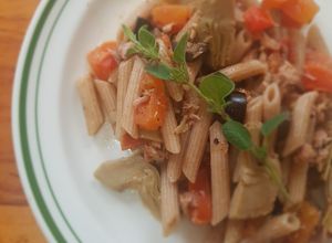 Una foto de Pasta con salsa de atún, aceituna y alcachofa