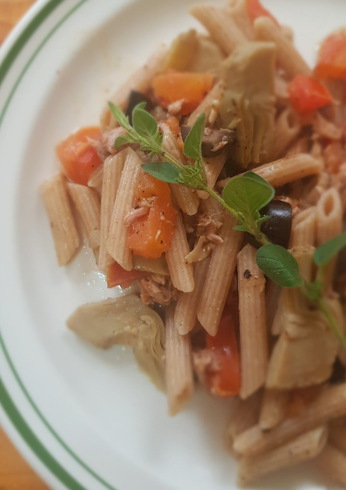 Una foto de Pasta con salsa de atún, aceituna y alcachofa