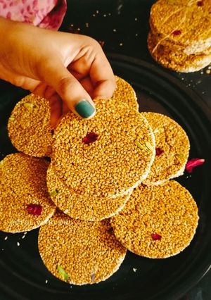 તલ ની ચીકી (Til Chiki Recipe In Gujarati) રેસીપી મુખ્ય ફોટો