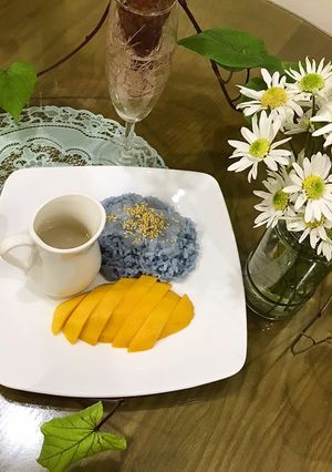 Hình của món Xôi xoài hoa đậu biếc.