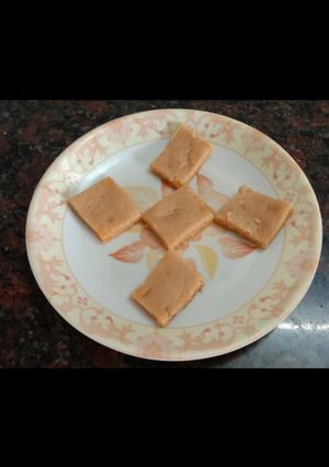સુખડી(Sukhdi recipe in Gujarati) રેસીપી મુખ્ય ફોટો