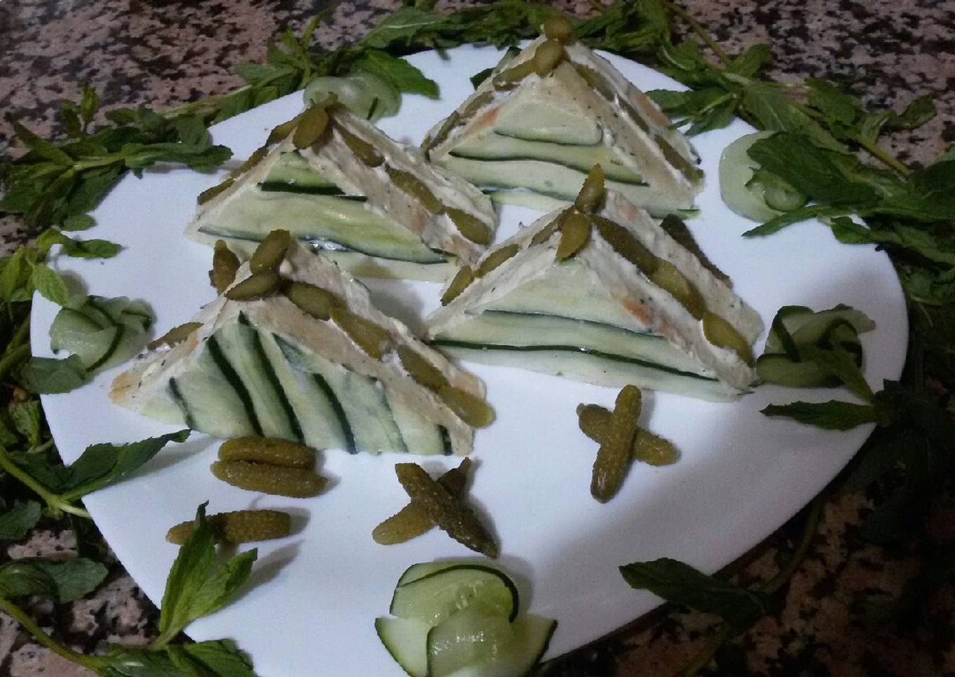 Sandwich pain de mie mayonnaise thon et cornichon