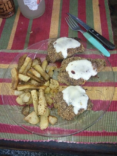 Una foto de Milanesa de hígado con papas fritas