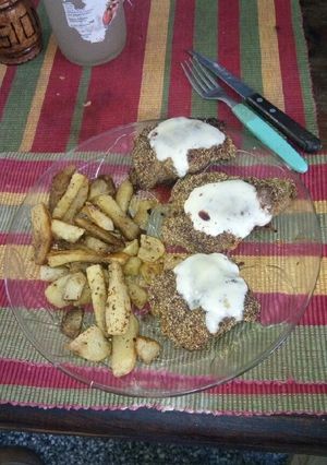 Una foto de Milanesa de hígado con papas fritas