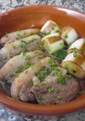 Una foto de Sopa de fideos de soba con pato y puerro salteado