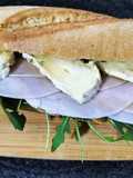 Bocadillo de fiambre de pollo con rúcula y queso trufado