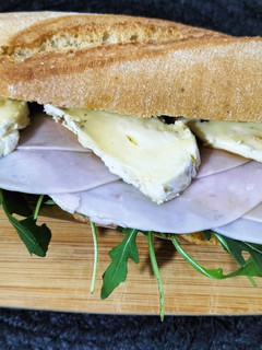 Una foto de Bocadillo de fiambre de pollo con rúcula y queso trufado