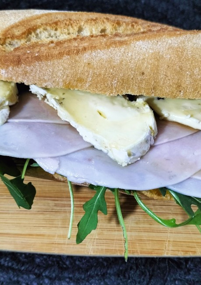 Una foto de Bocadillo de fiambre de pollo con rúcula y queso trufado