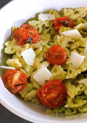 Une photo de Pâtes au pesto d’avocat et tomates cerises