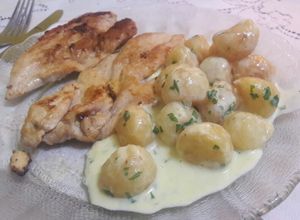 Una foto de Pechuguitas con papas noisette y crema de leche ~