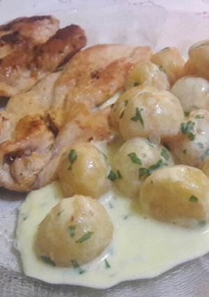Una foto de Pechuguitas con papas noisette y crema de leche ~