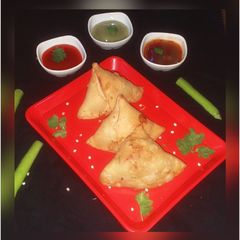 A picture of Aaloo samosa.