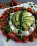 Ensalada de aguacate, mozzarella y tomate cherry